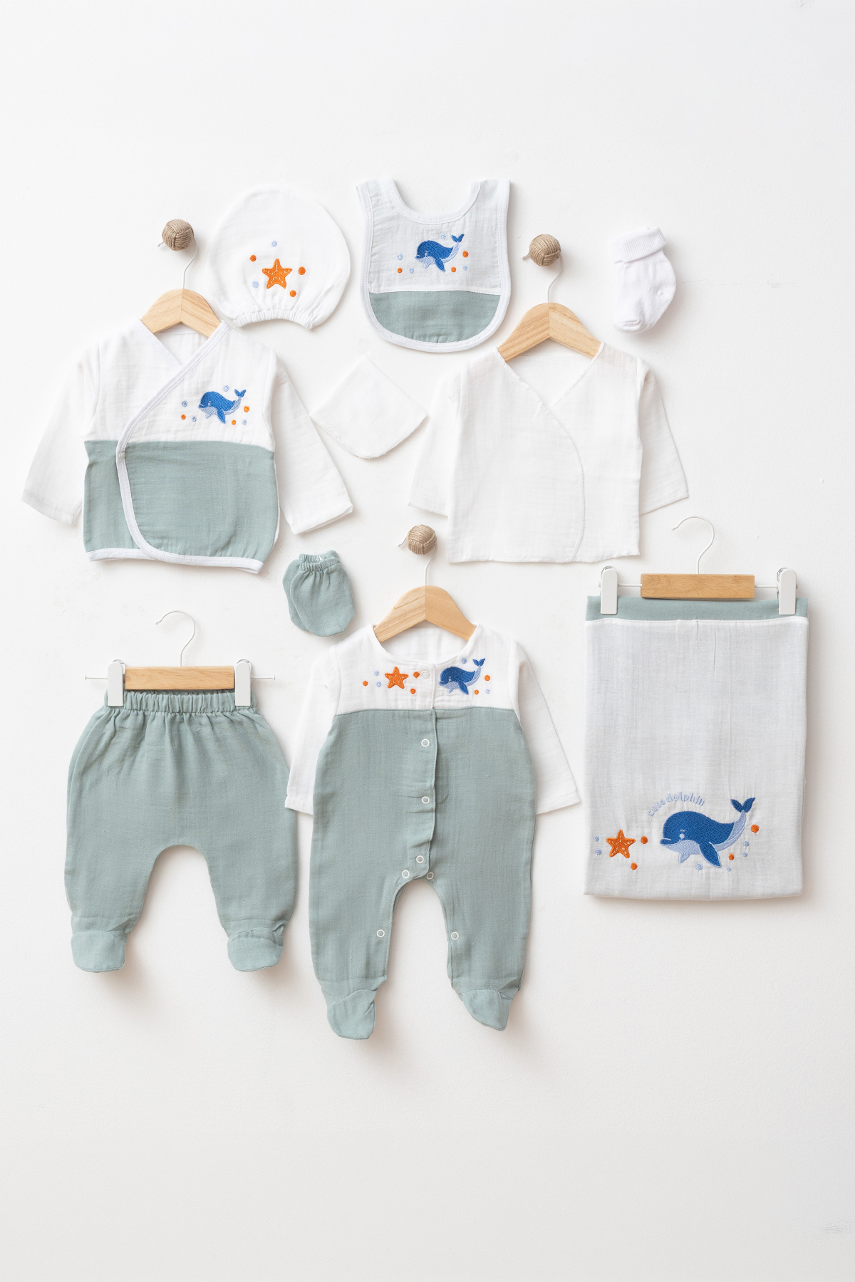 Wholesale 100% cotton muslin whale embroidered newborn 10-piece hospital set with romper, pants, bib, hat, blanket and baby accessories