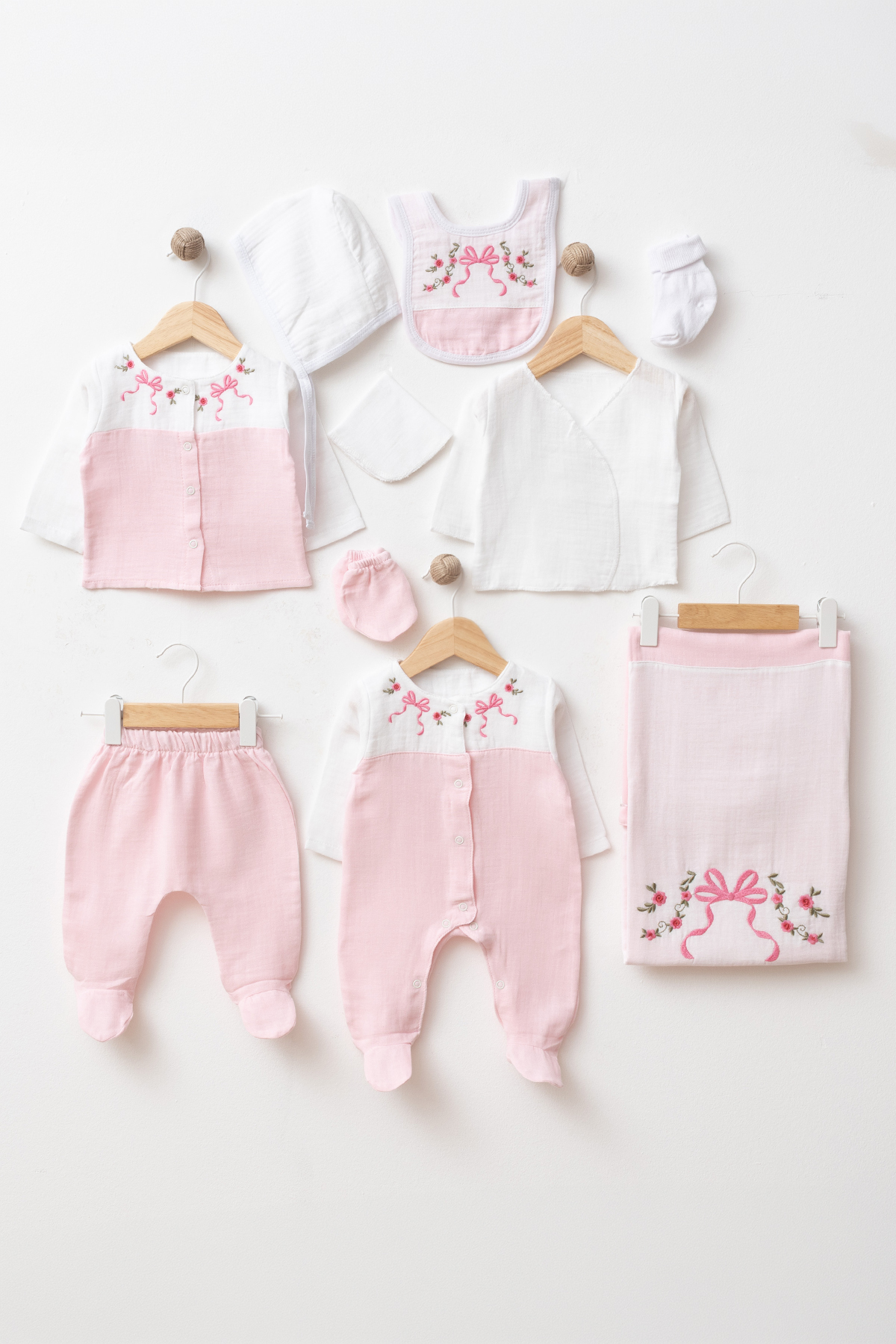 Wholesale 100% cotton muslin bow embroidered baby girl 10-piece newborn hospital set with romper, pants, bib, hat and blanket