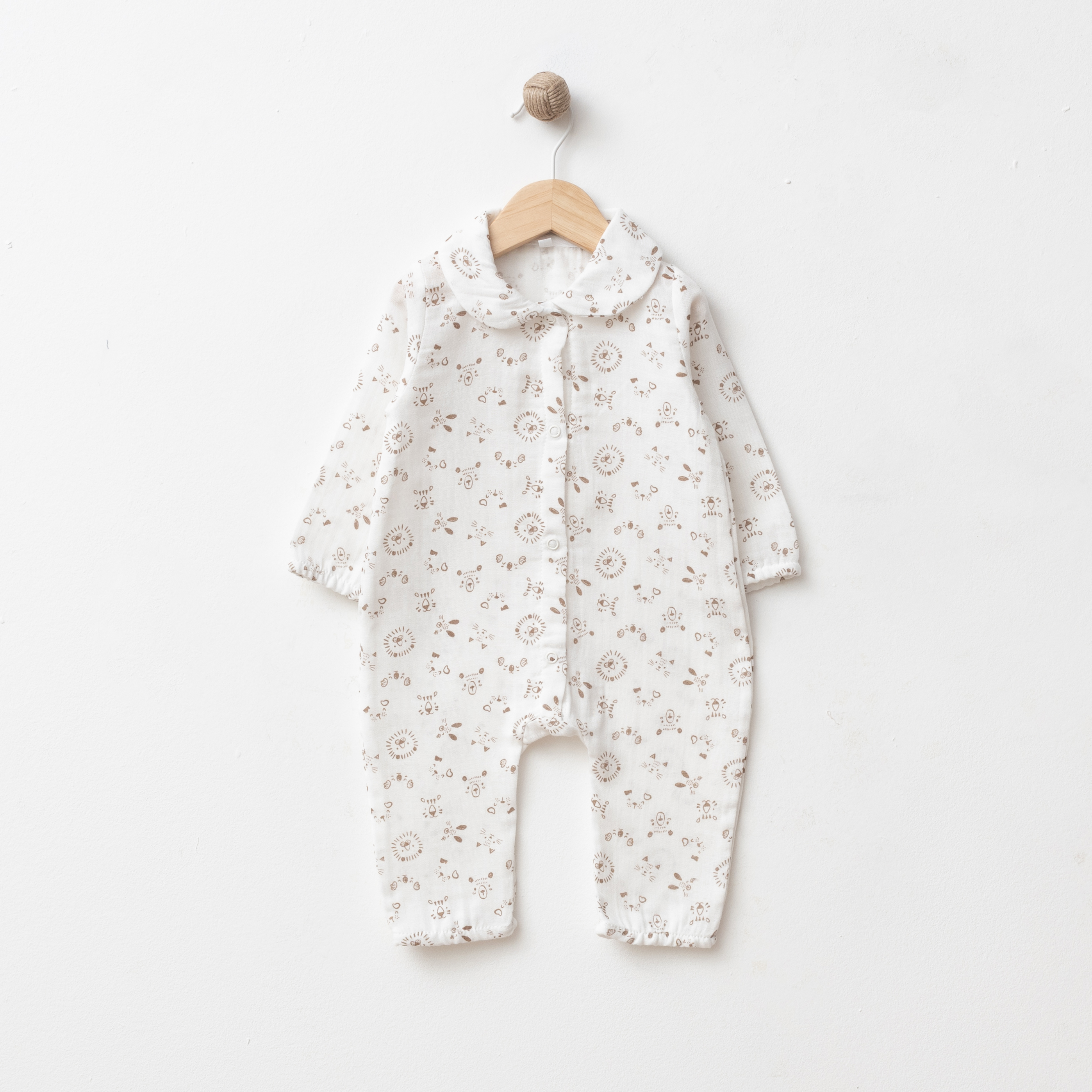 Wholesale GOTS-certified 100% cotton safari print unisex baby romper with collar and snap-button front, 3 to 12 months