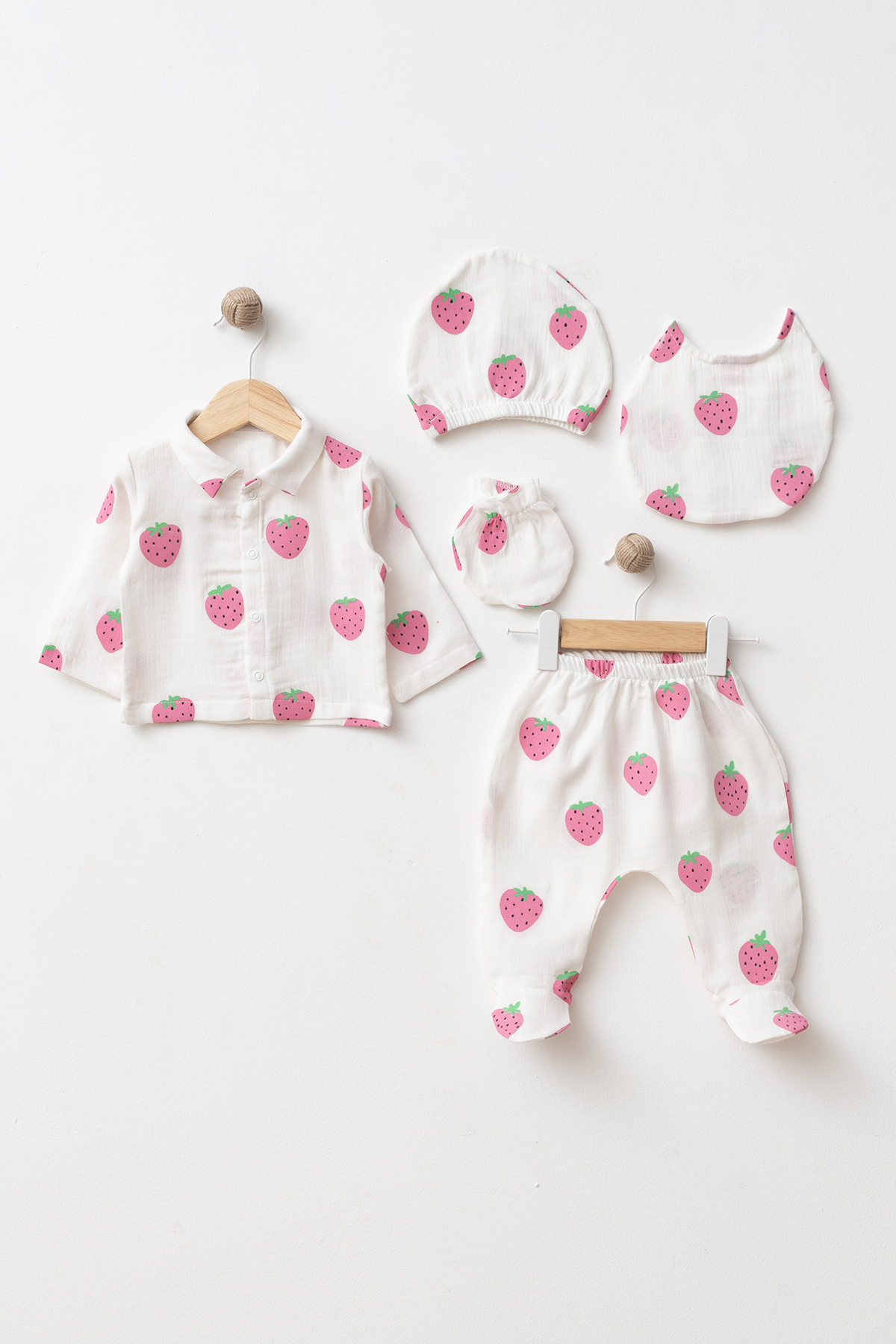 GOTS-certified 100% cotton strawberry print baby girl five-piece newborn set with top, footed trousers, bonnet, bib and mittens