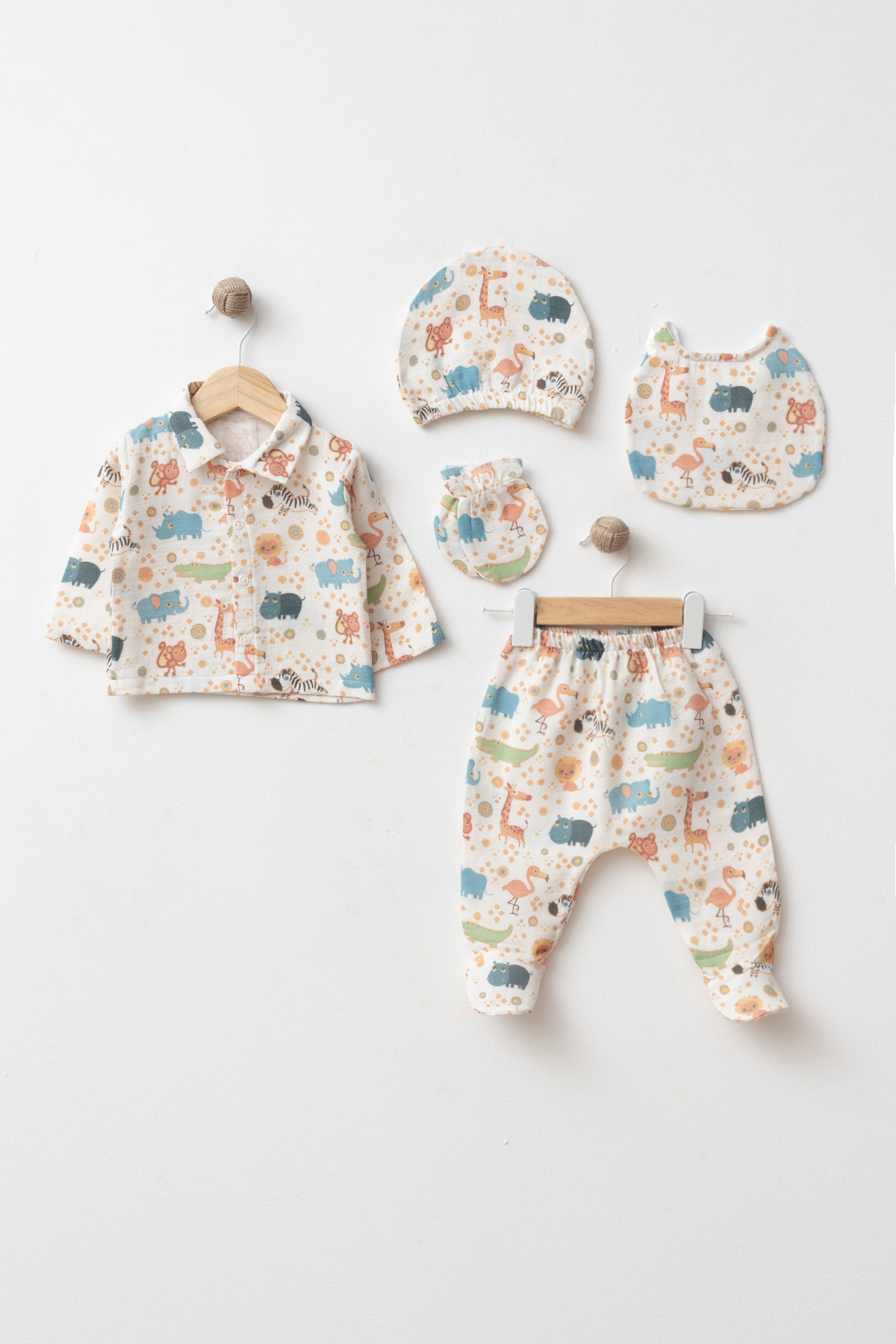 GOTS-certified 100% cotton safari animal baby boy five-piece newborn set with snap top, footed trousers, bonnet, bib and mittens