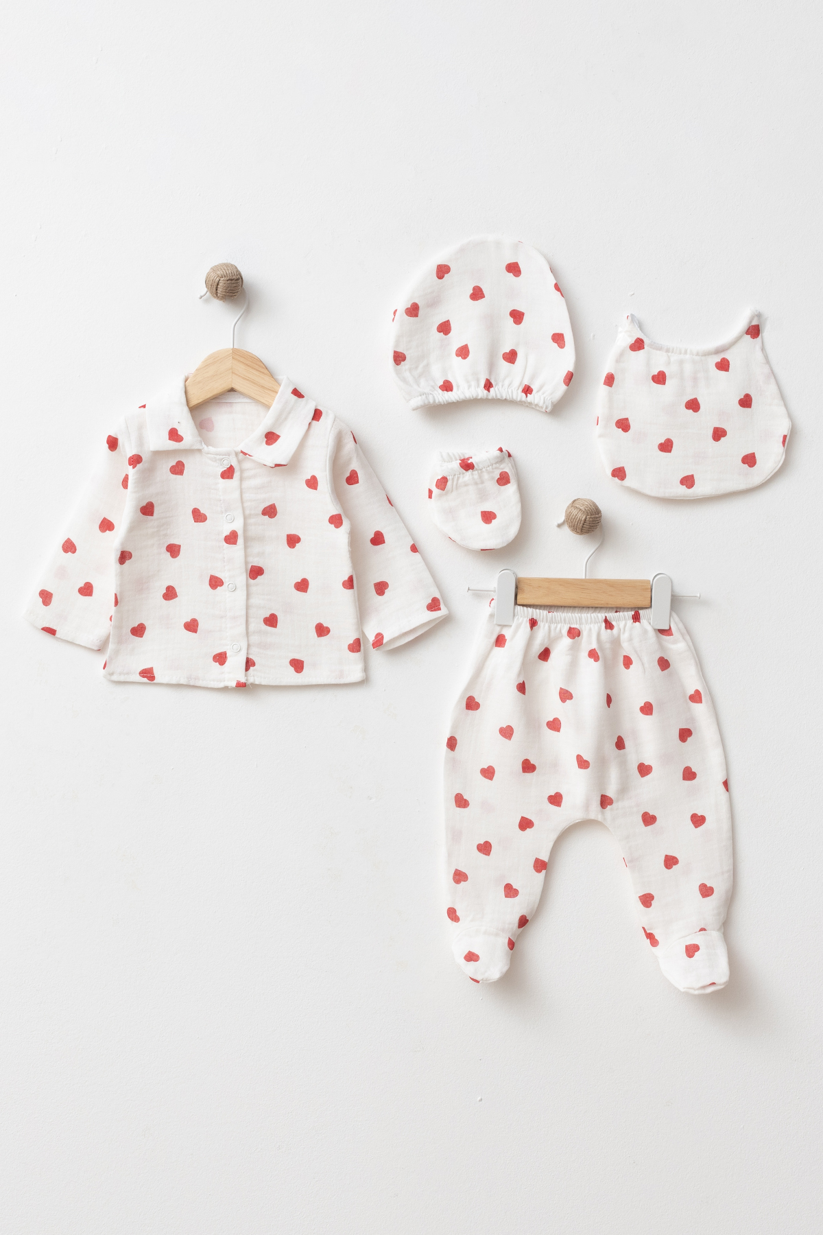 GOTS-certified 100% cotton heart print baby girl five-piece newborn set including front-opening top, footed trousers, bonnet, bib and mittens