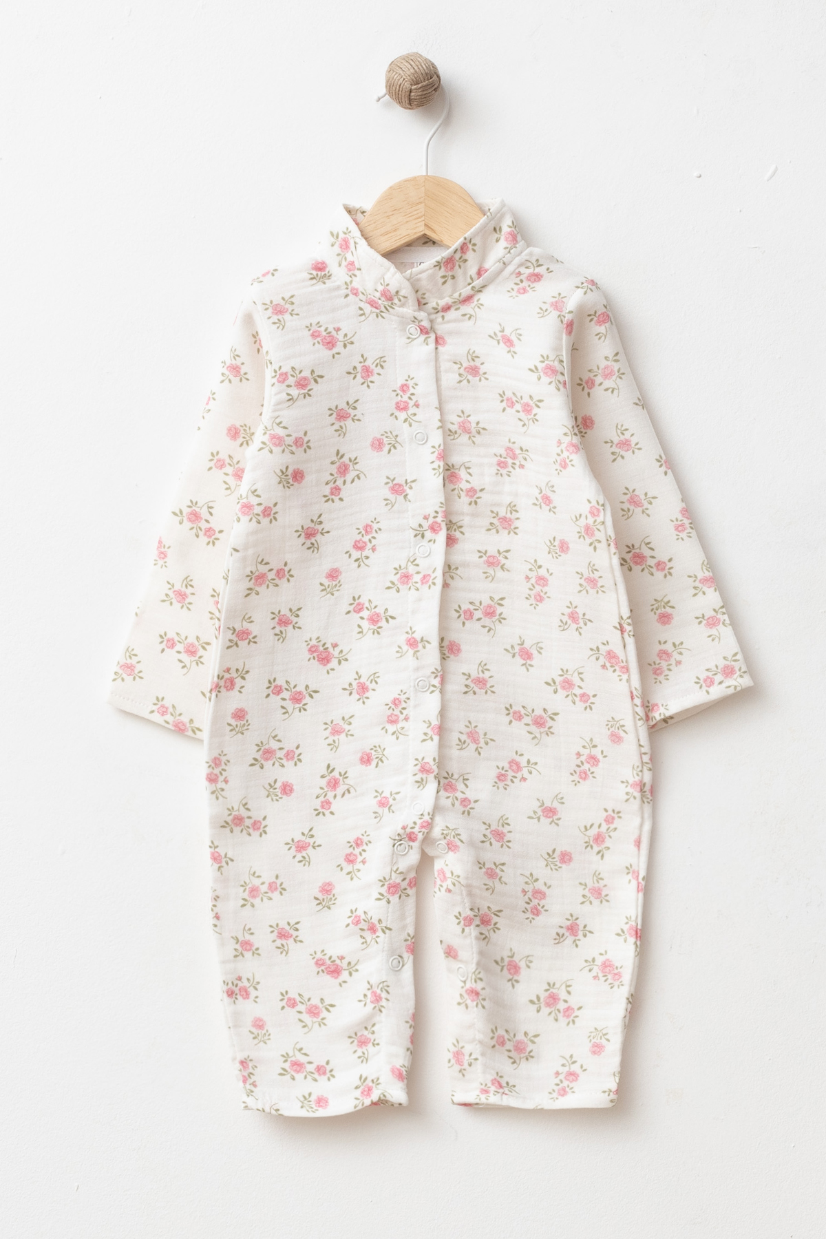 Wholesale GOTS-certified 100% cotton floral long-sleeve baby romper with snap-button closure, supplied in a 4-piece size set for 3, 6, 9 and 12 months.