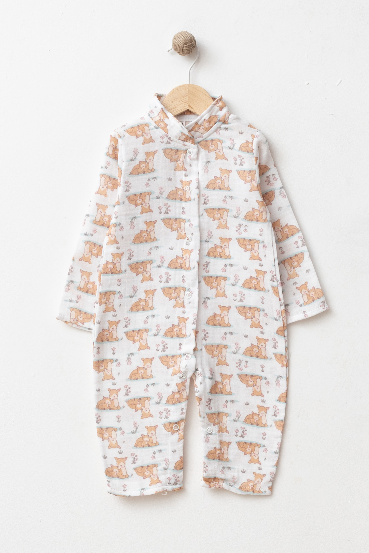 Wholesale GOTS-certified 100% cotton deer print long-sleeve baby romper with snap-button closure, supplied in a 4-piece size set for 3, 6, 9 and 12 months.